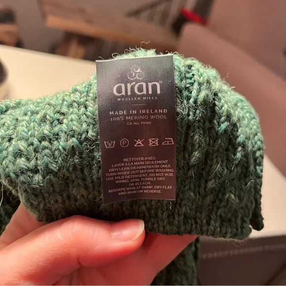 Aran Woollen Mills Green Cable-Knit Pom Beanie with Wooden Buttons NWT Women’s - Picture 2 of 11